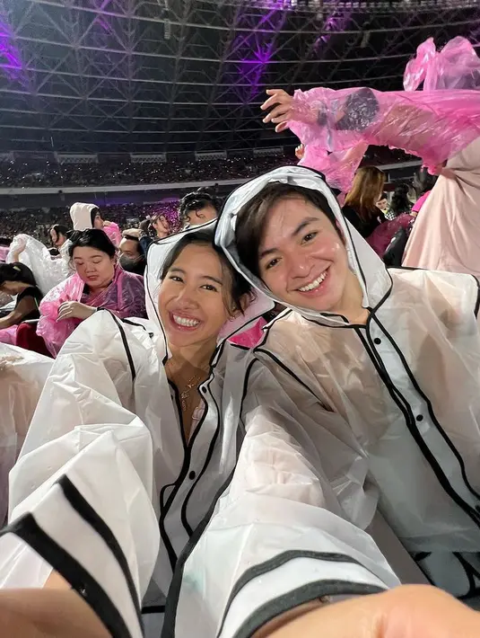 Outfit mereka mengenakan mantel hujan yang sama pun membuat netizen gemas melihatnya. [Foto: Instagram/shenacinnamon]