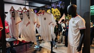 Kelme merilis jersey tandang Timnas Indonesia yang baru dengan warna putih. (Liputan6.com/Dimas Ramadhan Wicaksana)