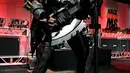 Vokalis KISS, Gene Simmons membawakan sebuah lagu selama 23rd Annual Race to Erase MS Gala di California, USA (15/4). Sampai saat ini, KISS telah merilis 44 album, dan terjual lebih dari 100 juta album di seluruh dunia. (AFP PHOTO/Frederick M. Brown)