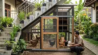 6 Ide Kandang Ayam di Bawah Tangga yang Praktis, Unik dan Fungsional