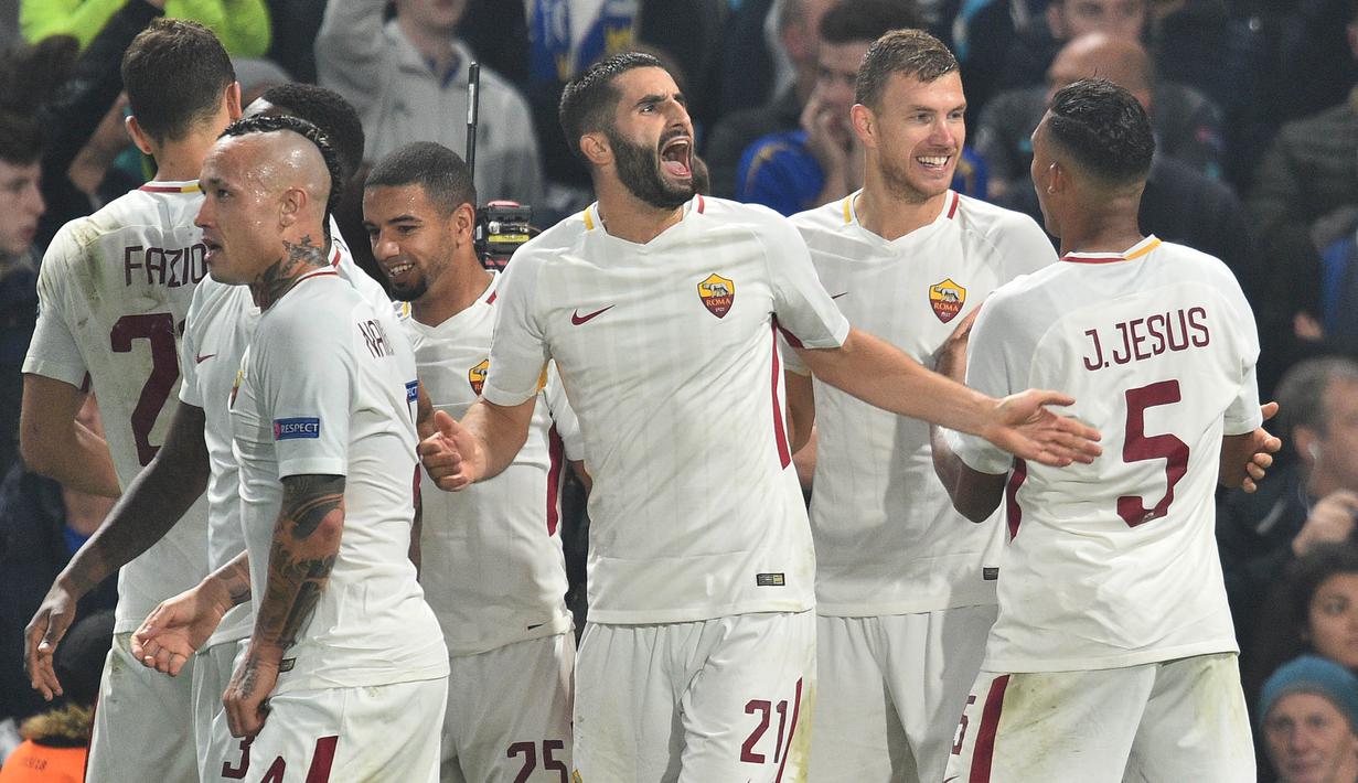 Para pemain AS Roma merayakan gol yang dicetak oleh Edin Dzeko ke gawang Chelsea pada laga Liga Champions di Stadion Stamford Bridge, Kamis (19/10/2017). Chelsea bermain imbang 3-3 dengan AS Roma. (AP/Glyn Kirk)
