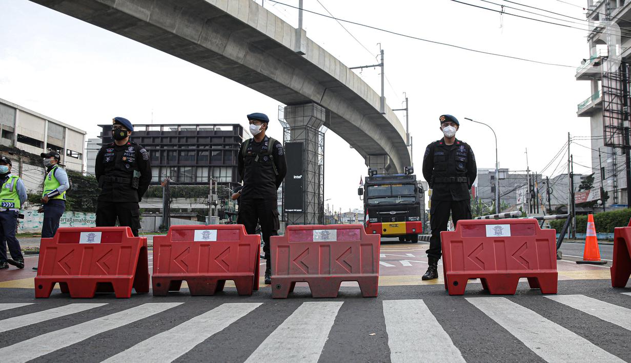 Petugas Polisi dan Dishub menyekat ruas Jalan Simatupang mengarah ke Fatmawati, Jakarta, Sabtu (10/7/2021). Penambahan titik penyekatan jalan seperti ruas Jalan Simatupang, Jalan Antasari, dan Jalan Raya Cijantung untuk mempertegas bahwa Jakarta masih masa PPKM Darurat. (Liputan6.com/Faizal Fanani)