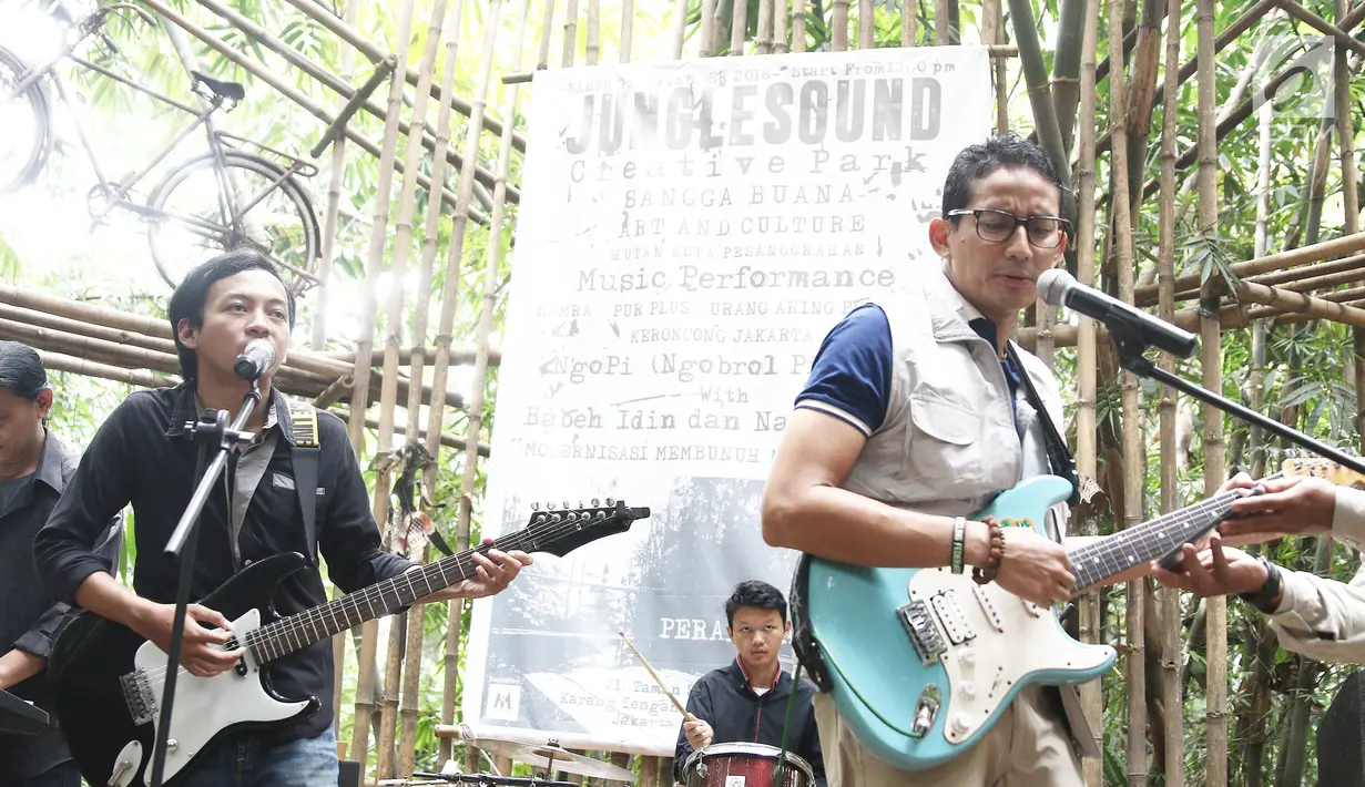Calon wakil presiden nomor urut 02 Sandiaga Uno (kanan) bermain gitar saat Ngobrol Pintar (Ngopi) di Hutan Kota Sangga Buana, Jakarta, Rabu (7/11). Sandi membawakan lagu Koes Ploes berjudul Bujangan. (Liputan6.com/Herman Zakharia)