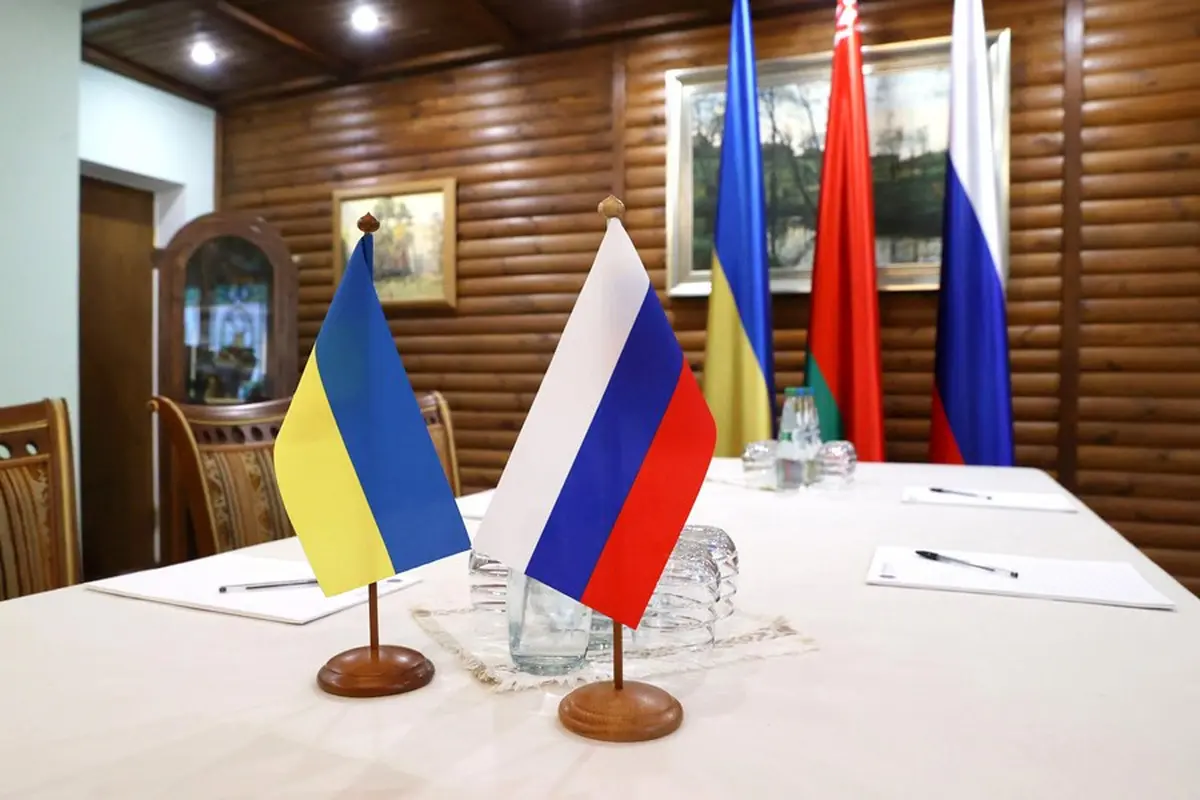 Bendera Ukraina dan Rusia. (Xinhua/Kantor Berita Belta)