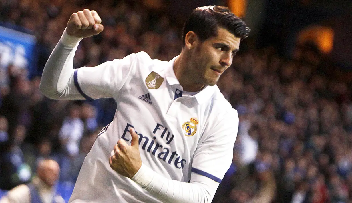 Stiker Real Madrid, Alvaro Morata, merayakan gol yang dicetaknya ke gawang Deportivo pada laga La Liga di Stadion Riazor, La Coruna, Rabu (26/4/2017). Deprtivo kalah 2-6 dari Madrid. (EPA/Cabalar)