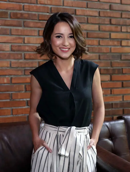 Pemeran Rika dalam film Headshot itu membatasi asupan kopi lantaran memiliki masalah dengan lambungnya. Selain menyukai kopi asli, pemeran 28 tahun itu juga menyukai jenis cappucino. (Nurwahyunan/Bintang.com)