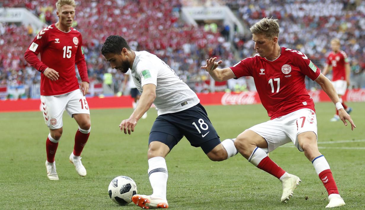 Gelandang Prancis, Nabil Fekir, berusaha melewati gelandang Denmark, Larsen Jens Stryger, pada laga grup C Piala Dunia di Stadion Luzhniki, Moskow, Selasa (26/6/2018). Kedua negara bermain imbang 0-0. (AP/Antonio Calanni)