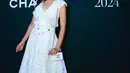 Kekasih Angga Yunanda ini juga tampil dengan dress putih panjang bermotif bergaya ruffle dari Chanel. Senada dengan tas mini putih yang dibawanya. [@sheninacinnamon]