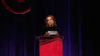 Nancy Gonzalez menerima Innovation Award di atas panggung di 19th Annual Accessories Council ACE Awards pada 2 November 2015 di New York City. (BRIAN ACH / GETTY IMAGES NORTH AMERICA / GETTY IMAGES VIA AFP)