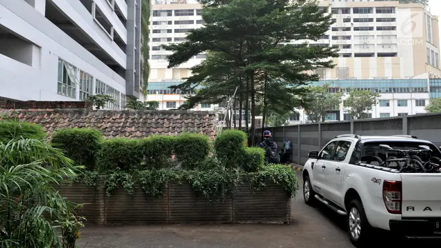 Rumah Usang di Halaman Apartemen Thamrin