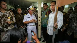 Presiden Jokowi berbincang dengan penumpang Kapal Tidar saat meninjau Pelabuhan Tanjung Priok, Jakarta, Rabu (17/6/2015). Kedatangan Jokowi untuk mengecek segala persiapan jelang bulan Ramadan 1436 H. (Liputan6.com/Faizal Fanani)