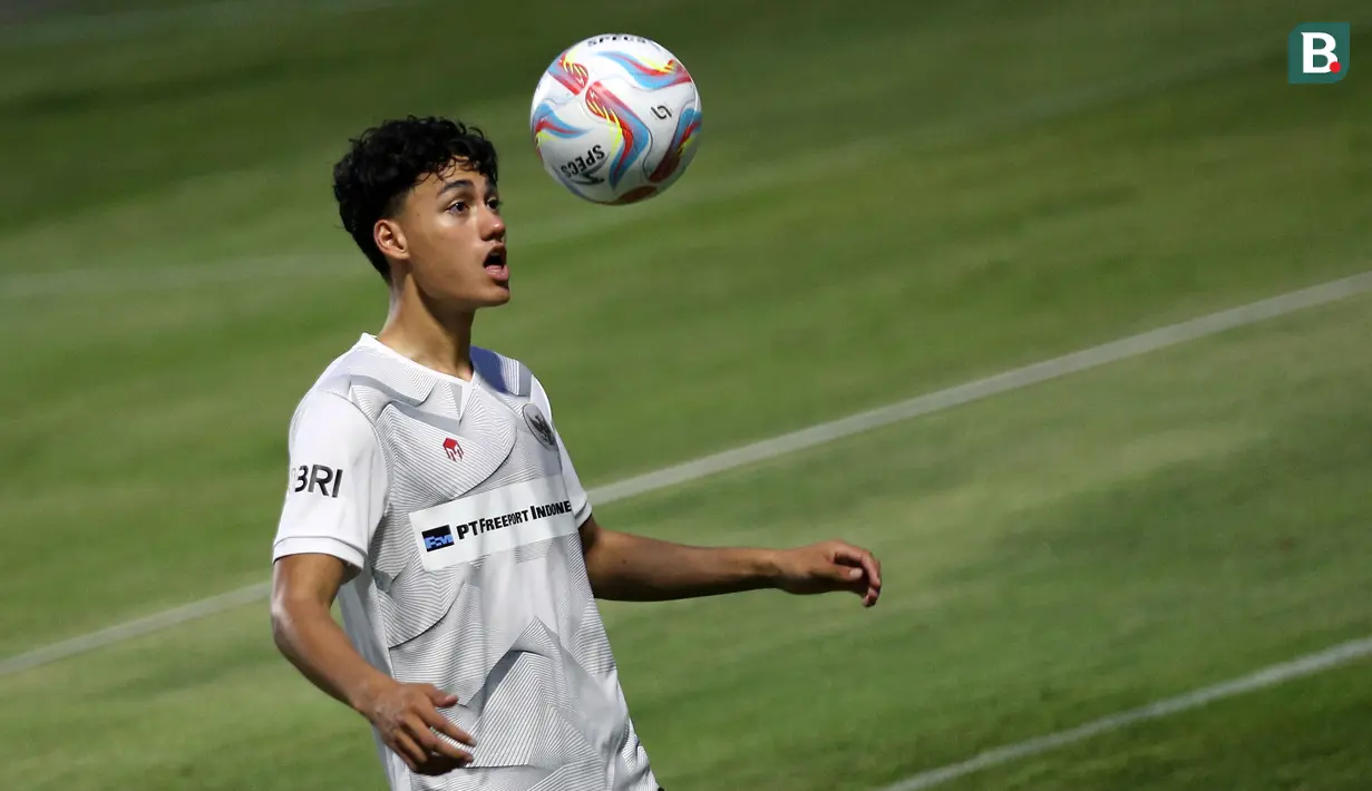 <p>Pemain Timnas Indonesia, Rafael Struick saat menjalani sesi latihan di Lapangan A Gelora Bung Karno (GBK), Senayan, Jakarta Pusat, Kamis (15/6/2023) sore WIB. Latihan dilakukan sebagai persiapan menghadapi Timnas Argentina pada laga persahabatan FIFA Matchday, 19 Juni 2023 di Stadion Utama Gelora Bung Karno. (Bola.com/Bagaskara Lazuardi)</p>