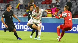 Pemain Hungaria Andras Schaefer mencetak gol ke gawang Jerman yang dijaga Manuel Neuer pada pertandingan Grup F Euro 2020 di Allianz Arena, Munich, Jerman, Rabu (23/6/2021). Pertandingan berakhir imbang 2-2. (Kai Pfaffenbach/Pool via AP)
