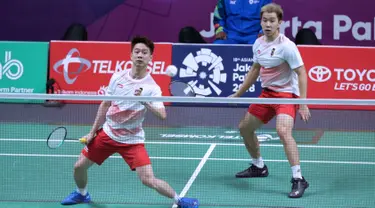 Pasangan Indonesia, Kevin Sanjaya/Marcus Gideon, saat melawan wakil Jepang, Takeshi Kamura/Kelgo Sonoda, pada laga Asian Games di Istora, Jakarta, Selasa (21/8/2018). Kevin/Marcus menang 21-18 dan 21-12. (Liputan6.com/Helmi Fithriansyah)