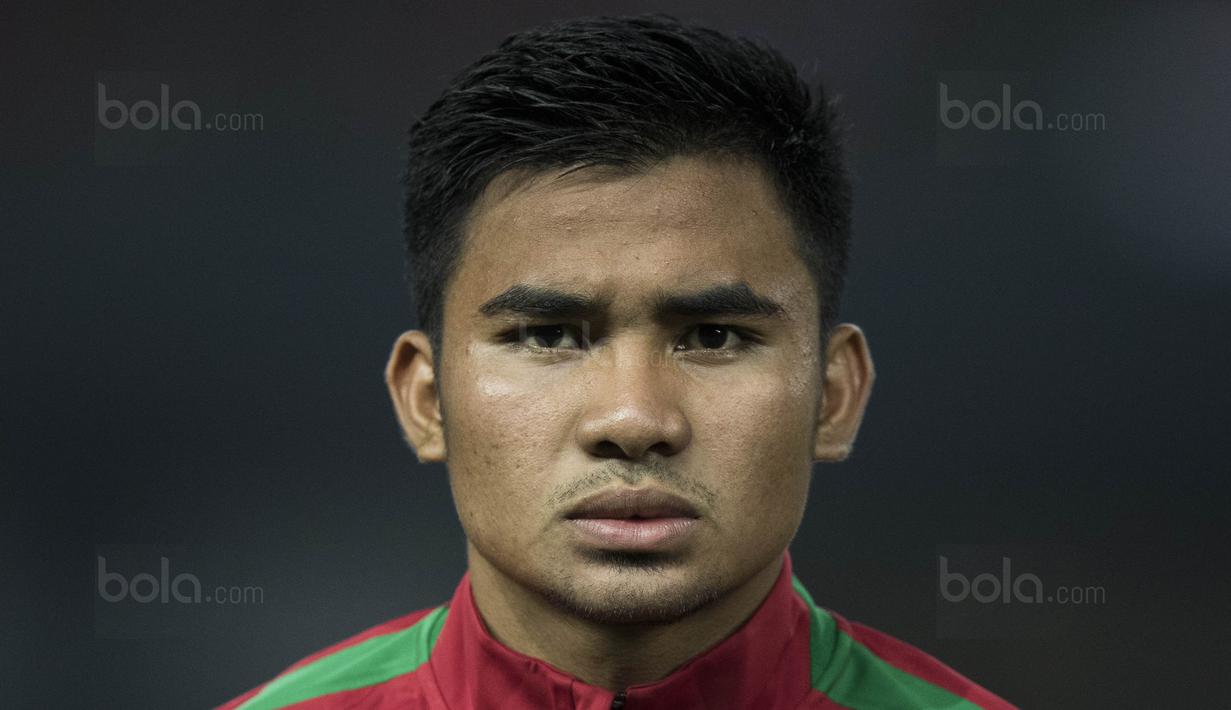 Gelandang Timnas Indonesia U-19, Asnawi Mangkualam, bersiap menghadapi Kamboja U-19 pada laga persahabatan di Stadion Patriot, Bekasi, Rabu (4/10/2017). Indonesia menang 2-0 atas Kamboja. (Bola.com/Vitalis Yogi Trisna)