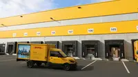 Sebuah van listrik Streetscooter terparkir di depan gudang kantor pos Jerman, Deutsche Post di Frankfurt am Main, 21 Juli 2018. Kantor pos Jerman mengganti armada mobil untuk mengirimkan surat dan paket dengan mobil van listrik. (Yann Schreiber/AFP)