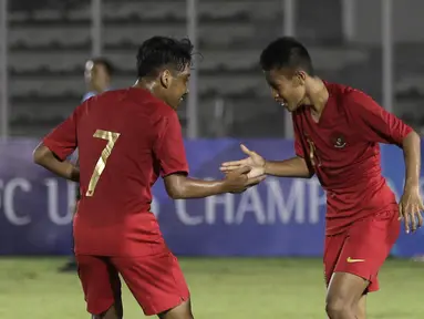 Pemain Timnas Indonesia U-16, Ruy Arianto dan Mochamad Faizal, merayakan gol ke gawang Brunei Darussalam pada laga babak Kualifikasi Piala AFC U-16 2020 di Stadion Madya, Jakarta, Jumat (20/9). Indonesia menang 8-0 atas Brunei. (Bola.com/Yoppy Renato)