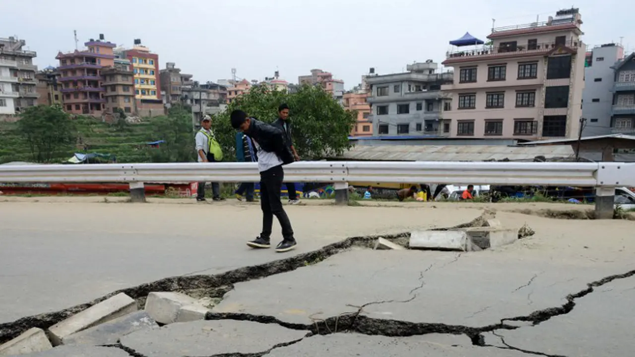 Gempa Bumi Nepal Bikin Jalan Terbelah Dua