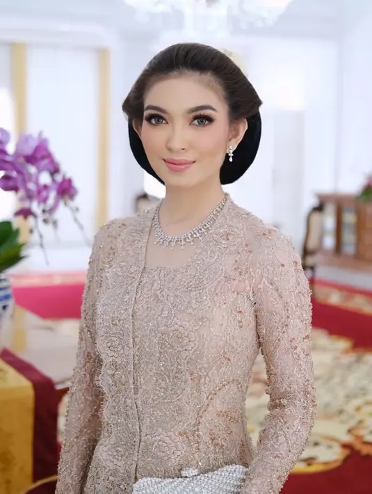 Pesona luar biasa Selvi Ananda dalam balutan kebaya cokelat muda. Kebaya ini dipenuhi payet yang membuat keseluruhan penampilan Selvi menjadi lebih mewah dan cantik. [Foto: Instagram/selvie_ananda_]