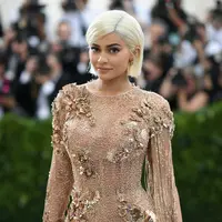 Meskipun sering bersama, namun saat menghadiri Met Gala 2017 pada 1 Mei 2017 lalu Kylie Jenner tampak seorang diri. Tidak terlihat Travis Scott hadir di acara itu bersama sang kekasih. (AFP/DIMITRIOS KAMBOURIS / GETTY IMAGES NORTH AMERICA)