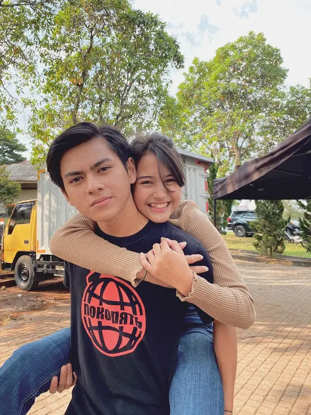 ilustrasi potret kedekatan ray bong dan sandrinna di balik layar dari jendela smp/instagram: @rey_bong26