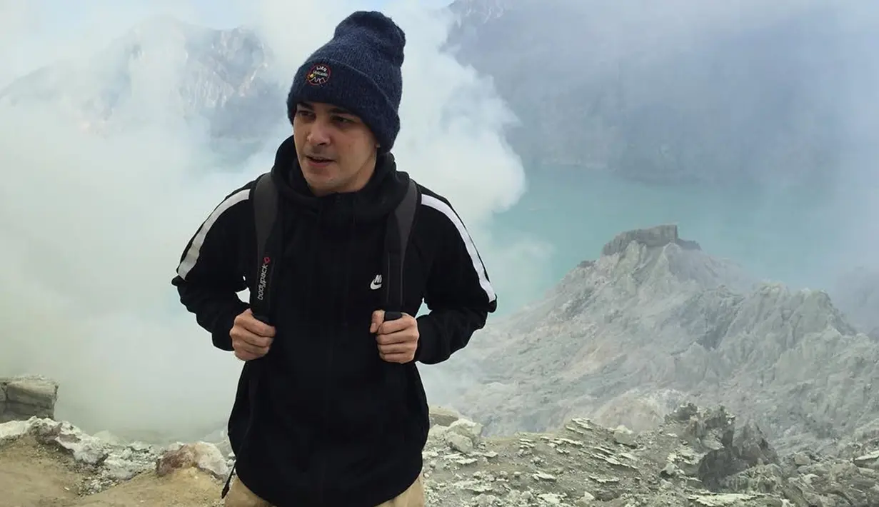 Enggak selalu topi baseball, saat berlibur aktor sekaligus presenter ini mengunakan kupluk. Topi kupluk hangat ini memang cocok digunakan saat berkunjung di tempat yang dingin. (Liputan6.com/IG/@rizashahab)
