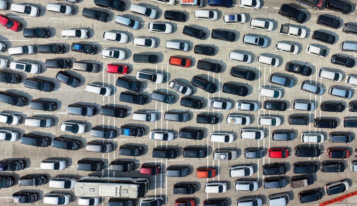 Untuk diketahui, puncak arus mudik Lebaran 2026 di Tol Cikampek Utama (Cikatama) diprediksi terjadi pada Rabu 18 Maret 2026, dengan potensi kenaikan kendaraan hingga 300 persen. Tampak foto udara ini menunjukkan kendaraan-kendaraan yang terjebak kemacetan di gerbang tol Cikampek Utama 2, Jawa Barat, pada Selasa 17 Maret 2026. (BAY ISMOYO/AFP)