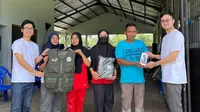 Karyawan Telkom Magelang (paling kiri dan paling kanan) selaku inisiator Program Bresih menyerahkan rompi operasional kepada petugas TPS Desa Tuksongo.