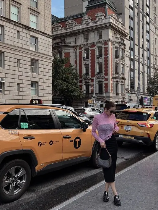 <p>Seperti inilah potret Enzy Storia saat berada di New York. Pasti kalian familiar dengan taksi kuning yang menjadi salah satu ikon khas kota New York. [Foto: instagram.com/enzystoria]</p>