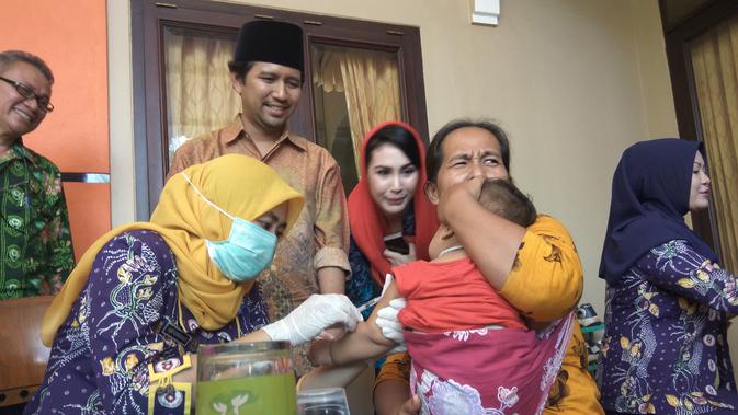 Pemberian vaksin atau imunisasi MR terhadap anak yang digelar di Surabaya, Jawa Timur. (Liputan6.com/Dian Kurniawan)