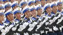 Angkatan laut Vietnam memegang senjata buatan Israel selama perayaan Hari Nasional di Ba Dinh, Hanoi, Vietnam, (2/9). Vietnam dikabarkan telah melakukan pembelian alutsista canggih dari Rusia, termasuk enam unit kapal selam dan jet tempur. (REUTERS/Kham)