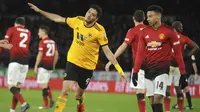 Pemain Wolverhampton Wanderers, Raul Jimenez, melakukan selebrasi usai membobol gawang Manchester United pada laga Piala FA 2019 di Stadion Molineux, Sabtu (16/3). Wolverhampton menang 2-1 atas Manchester United. (AP/Rui Vieira)