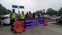 Polisi rekayasa lalu lintas di Gerbang Tol Bogor imbas kemacetan di dalam kota saat libur Lebaran 2021. (Liputan6.com/Achmad Sudarno)