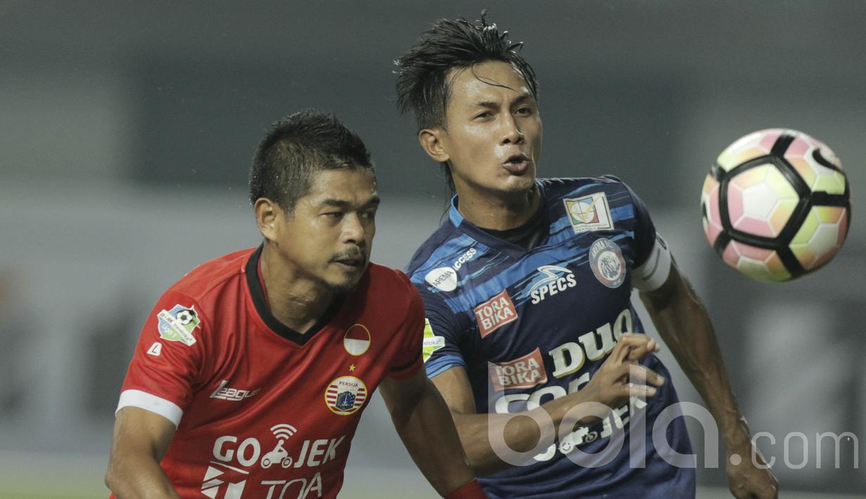 Kapten Arema, Alfarizi, berebut bola dengan pemain Persija, Bambang Pamungkas pada laga lanjutan liga 1 Indonesia di Stadion Patriot, Bekasi, Jumat (02/06/2017). Persija menang 2-0. (Bola.com/M Iqbal Ichsan)