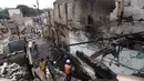 Aktivitas warga dan petugas di lokasi bekas kebakaran di permukiman padat penduduk di Jalan Kemayoran Gempol belakang Pasar Jiung, Kelurahan Kebon Kosong, Kecamatan Kemayoran, Jakarta Pusat, Selasa (2/6/2026). (Kapanlagi.com/Budy Santoso)