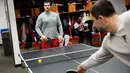 Pemain Atlanta Falcons, Andy Levitre (kiri) bermain tenis meja dengan rekan setimnya Josh Harris di ruang ganti di fasilitas latihan NFL football di Flowery Branch, Ga (26/1). Sebelum bertanding para pemain bermain tenis meja. (AP Photo/David Goldman)