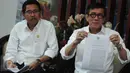MenkumHAM, Yasonna H Laoly (kanan) memperlihatkan surat saat konpers di Gedung Kemenkumham, Jakarta, (17/2).  Kepengurusan tersebut nantinya akan diberikan wewenang untuk membentuk panitia dan menyelenggarakan muktamar islah. (Liputan6.com/Helmi Afandi)