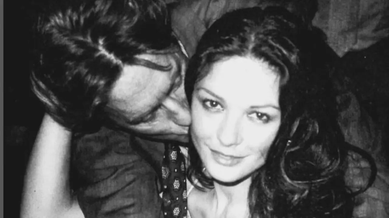 Catherine Zeta-Jones Rayakan Ulang Tahun ke-55 dengan Bagikan Foto Telanjangnya untuk Suaminya yang Genap 80 Tahun.