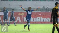 Penyerang Persib, Zulham Zamrun (kedua kanan) melakukan selebrasi usai menjebol gawang Barito Putera pada Torabika Soccer Championship presented by IM3 Ooredoo di Stadion Pakansari, Bogor, Sabtu (13/8). Persib menang 2-0. (Liputan6.com/Helmi Fithriansyah)