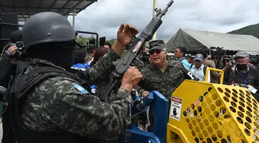 Anggota tentara melanjutkan penghancuran senjata api berkekuatan tinggi yang disita dari geng Barrio 18 dan Mara Salvatrucha (MS-13) dari penjara Honduras di markas besar Polisi Militer Publik Pesan (PMOP) di Tegucigalpa pada 10 Juli 2023. (AFP/Orlando Sierra)