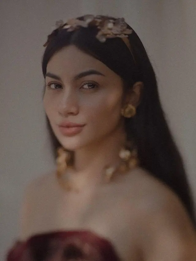 Pesona Cantik Ariel Tatum Berbalut Songket dan Tenun Bali di Pemotretan Terbaru, Dipuji Bak Bidadari