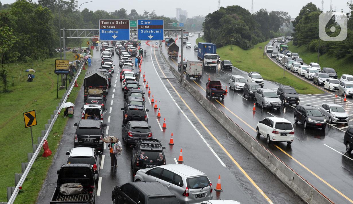 Sejumlah kendaraan berhenti di jalan tol Jagorawi menanti waktu buka tutup jalur menuju kawasan wisata puncak, Bogor, Jawa Barat, Sabtu (31/10/2020). Akhir pekan beriringan dengan libur panjang dimanfaatkan warga untuk mengunjungi lokasi-lokasi wiisata. (Liputan6.com/Helmi Fithriansyah)