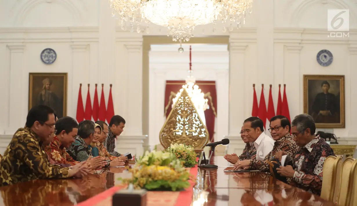 Presiden Joko Widodo (Jokowi) menerima kedatangan Badan Pemeriksan Keuangan (BPK) di Istana Merdeka, Jakarta, Kamis (19/9/2019). BPK menyerahkan Laporan Hasil Pemeriksaan (LHP) dan Ikhtisar Hasil Pemeriksaan Semester (IHPS) periode semester I/2019 kepada Presiden Jokowi. (Liputan6.com/Angga Yuniar)