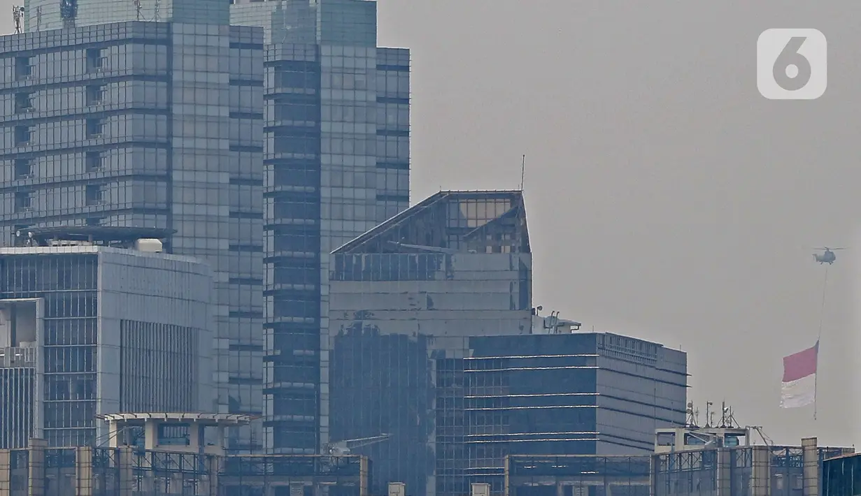 Bendera merah putih berukuran 20x30 meter itu terlihat berkibar di antara gedung-gedung tinggi Jakarta. Membuat atmosfer hari kemerdekaan semakin terasa. (Foto: Liputan6.com/Herman Zakharia)