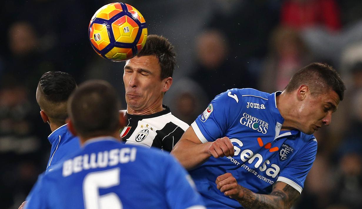Striker Juventus, Mario Mandzukic, duel udara dengan pemain Empoli. Bermain di kandang Si Nyonya Tua lebih menguasai jalannya laga dengan statistik penguasaan bola mencapai 56 persen. (AFP/Marco Bertorello)