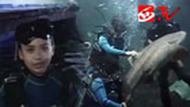 Putri Titian Pegang Ikan Hiu