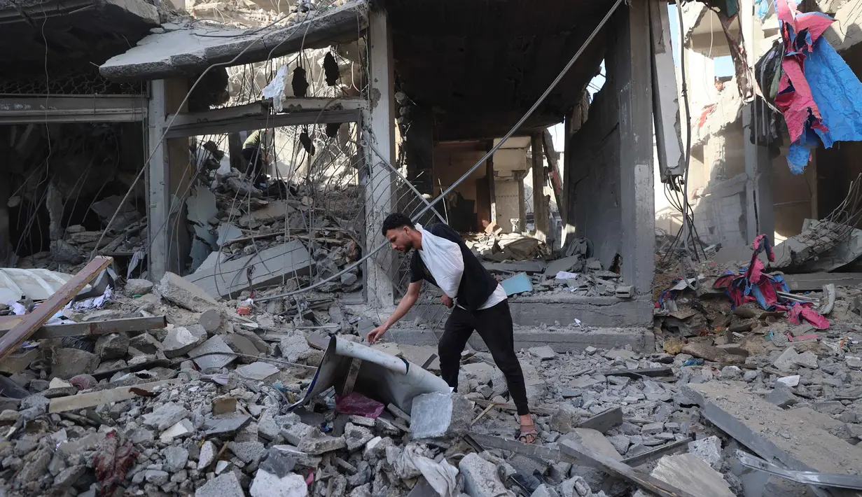 Seorang pria Palestina yang mengungsi memeriksa kerusakan setelah sebuah rumah menjadi sasaran serangan Israel di kamp pengungsi Maghazi, Jalur Gaza Tengah pada Kamis 21 Mei 2026. (Eyad Baba/AFP)