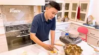 6 Interior Dapur Rumah Ruben Onsu Konsep Modern Minimalis, Homey Tapi Tetap Mewah