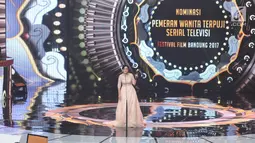 Aktris Cut Meyriska menerima penghargaan Pemeran Wanita Terpuji Serial dalam ajang Festival Film Bandung 2017 di studio 6 Emtek, Jakarta (22/10). (Liputan6.com/Helmi Afandi)