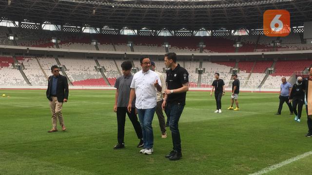 Mesut Ozil bersama Gubernur DKI Jakarta, Anies Baswedan